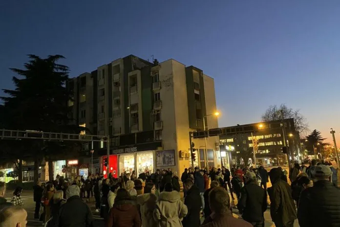 Bar: Blockade of the intersection in front of the Department Store on Monday