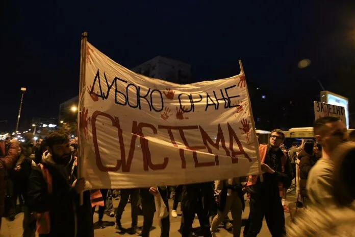 Protest in Novi Sad in front of the SNS offices: 