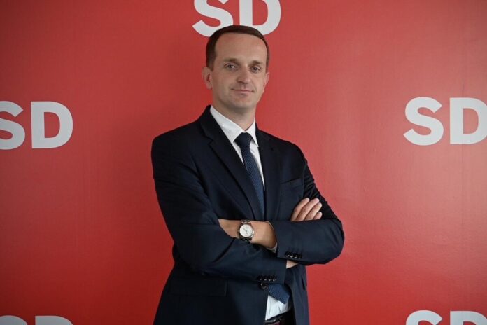 How did someone with bizarre attitudes like Šušić get the opportunity to be in power in Podgorica