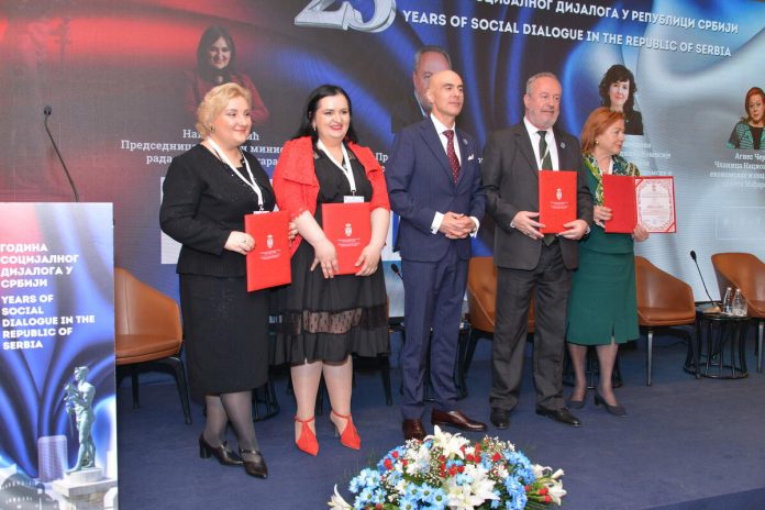 Nišić presented with an award in recognition of his contribution to strengthening social dialogue and building partnership relations