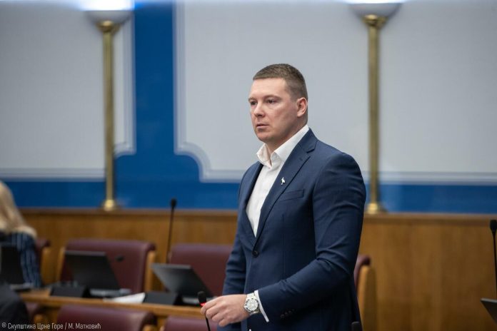 Ruling majority jeopardized the tourist season